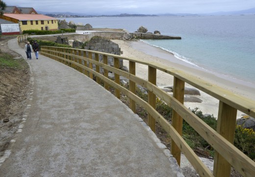 Os usuarios xa disfrutan da nova senda litoral de 560 metros de longo entre a Ameixida e Area Secada tras a súa apertura
